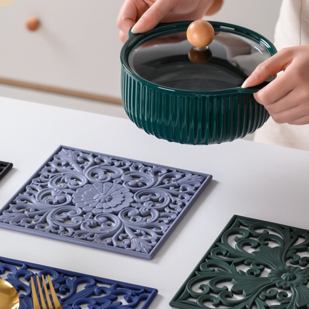 3Pcs / Set 18x18cm Scald Preventing Pot Holder Silicone Pad Hollow Flower Heat Insulation Square Mat