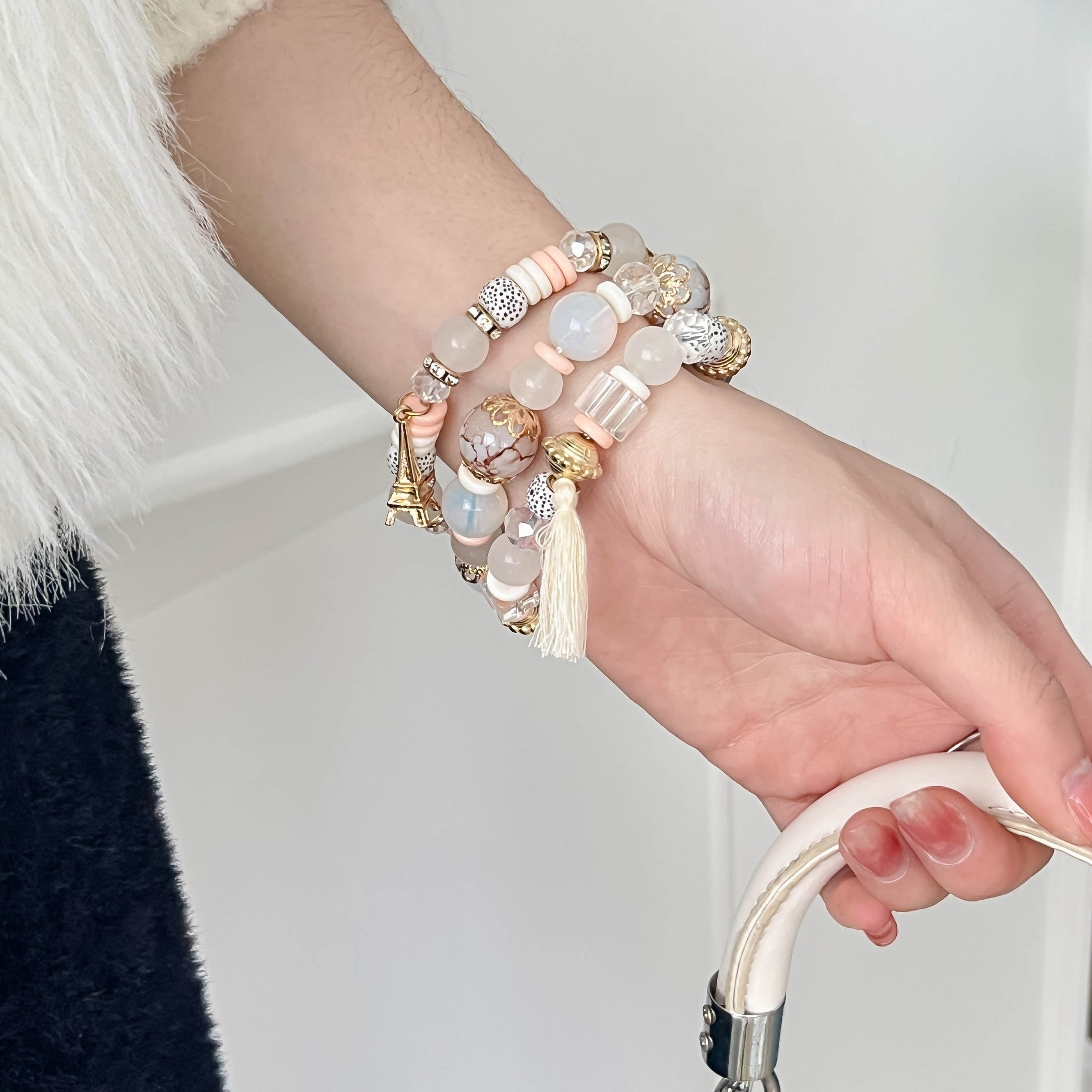 For Apple Watch Ultra 2 Ultra 49mm  /  Series 9 8 7 45mm  /  6 5 4 SE (2022) SE (2023) SE 44mm  /  3 2 1 42mm Beaded Watch Band with Tassel Decor - Beige