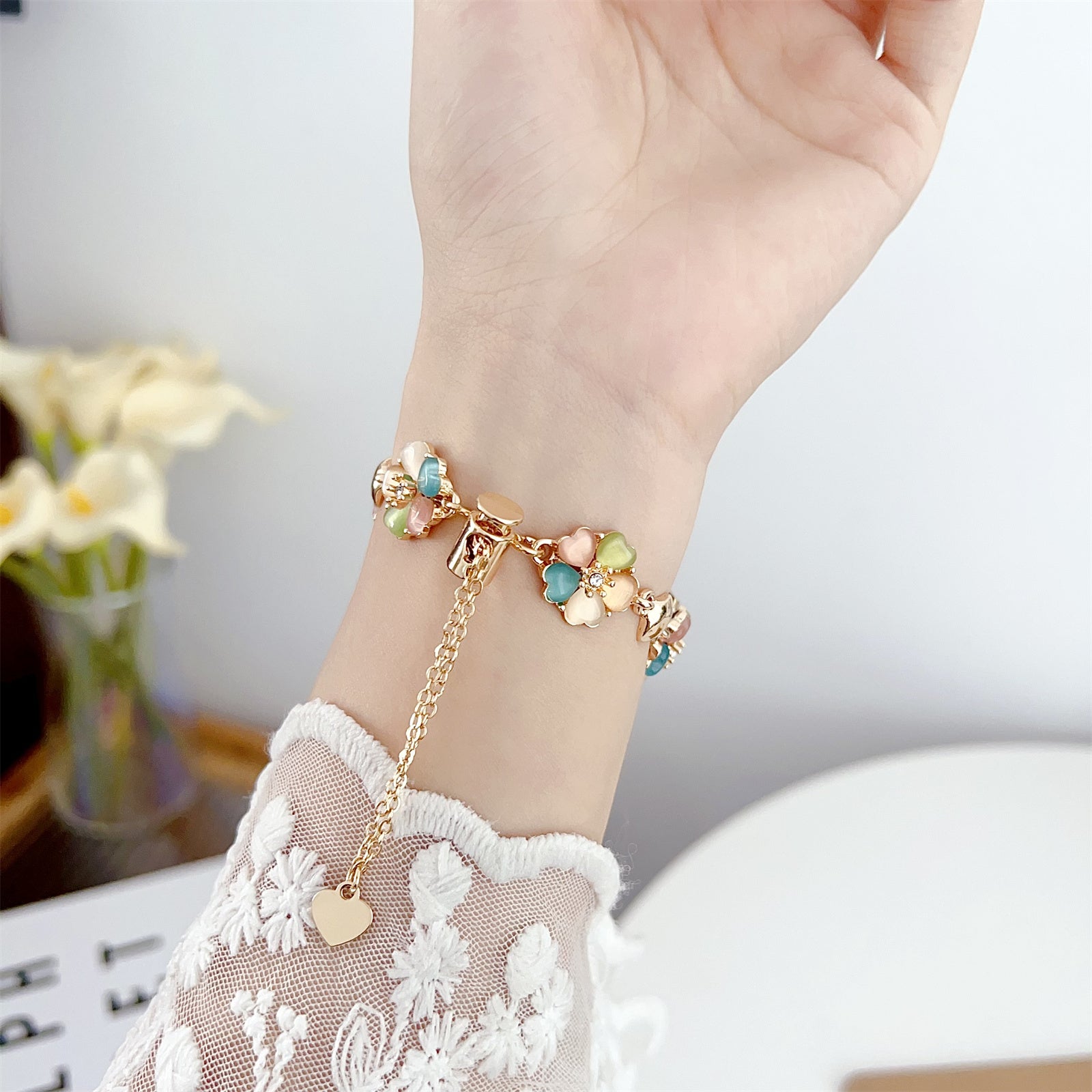 For Apple Watch Series 9 8 7 41mm  /  6 5 4 SE (2023) SE (2022) SE 40mm  /  3 2 1 38mm Watchband Heart-shaped Flower Chain Strap - Colorful+Gold