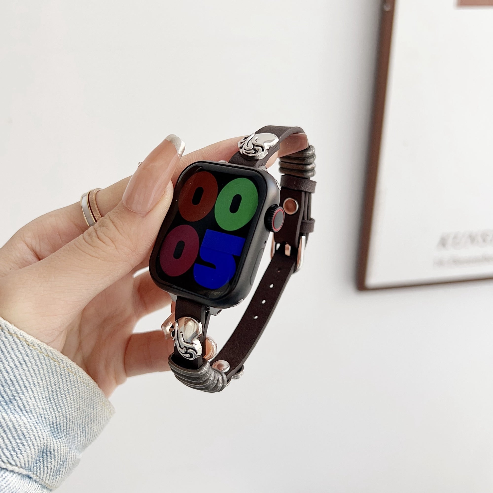 For Apple Watch Series 9 8 7 41mm / 6 5 4 SE (2022) SE (2023) SE 40mm / 3 2 1 38mm Leather Watch Strap Heart Shape Adjustable Strap - Coffee