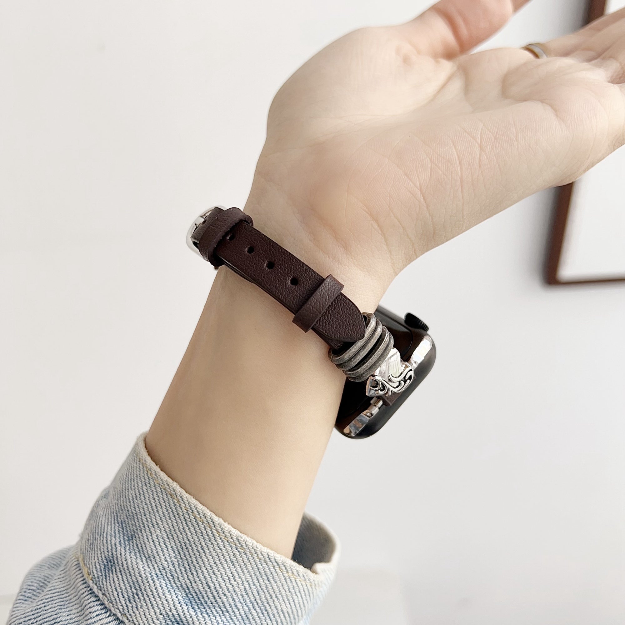 For Apple Watch Series 9 8 7 41mm / 6 5 4 SE (2022) SE (2023) SE 40mm / 3 2 1 38mm Leather Watch Strap Heart Shape Adjustable Strap - Coffee