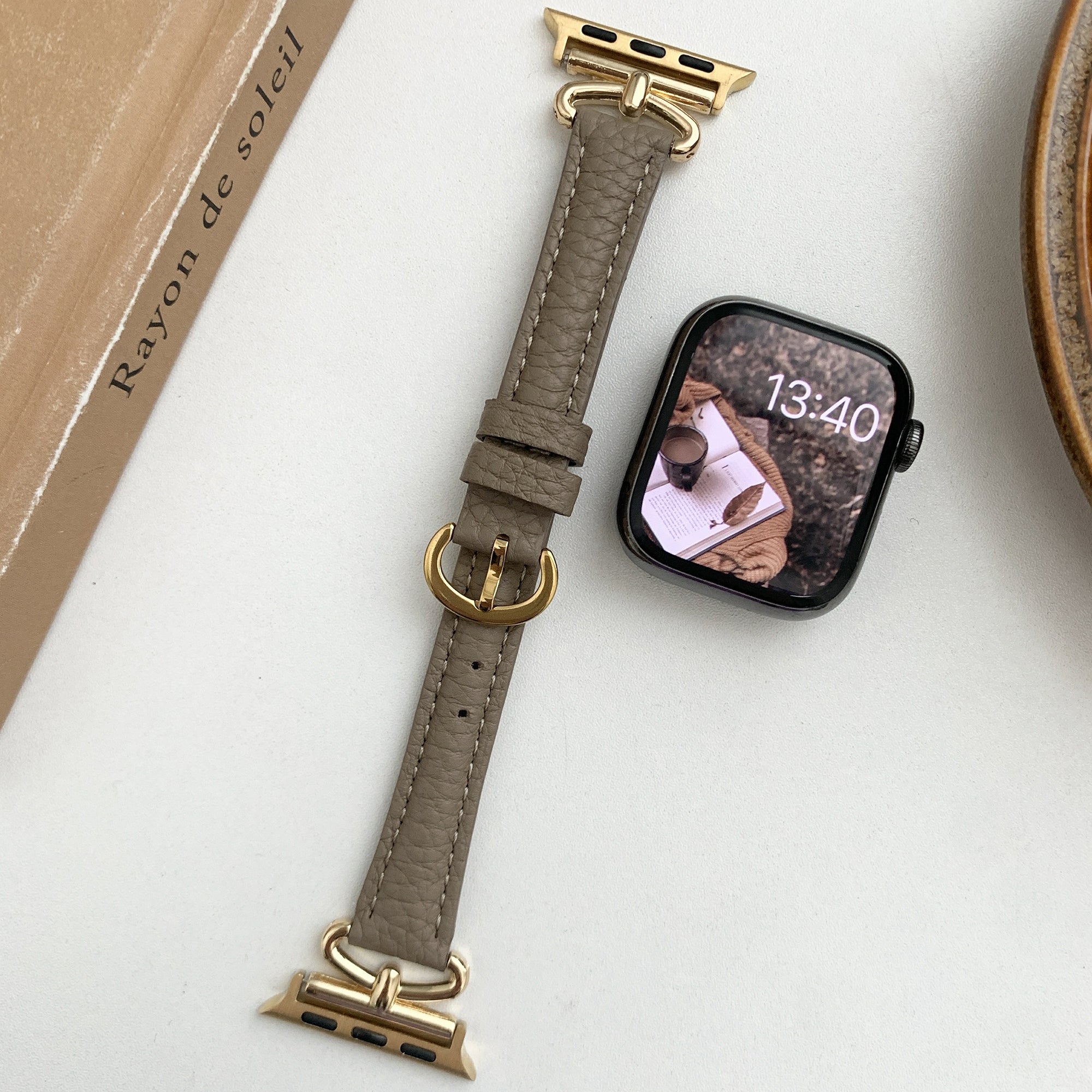 For Apple Watch Ultra 2 Ultra 49mm / 9 8 7 45mm / 6 5 4 SE (2023) SE (2022) SE 44mm / 3 2 1 42mm Slim Genuine Cow Leather Watch Band - Coffee / Black Buckle