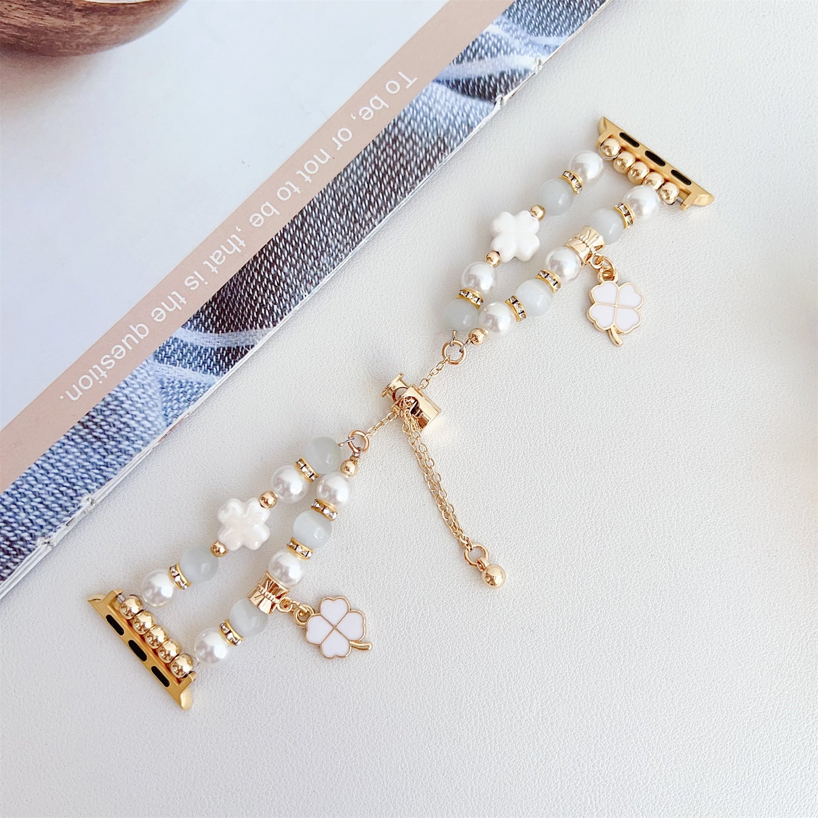 For Apple Watch Ultra 2 Ultra 49mm / 9 8 7 45mm / 6 5 4 SE (2023) SE (2022) SE 44mm / 3 2 1 42mm Clover Design Beaded Band - White