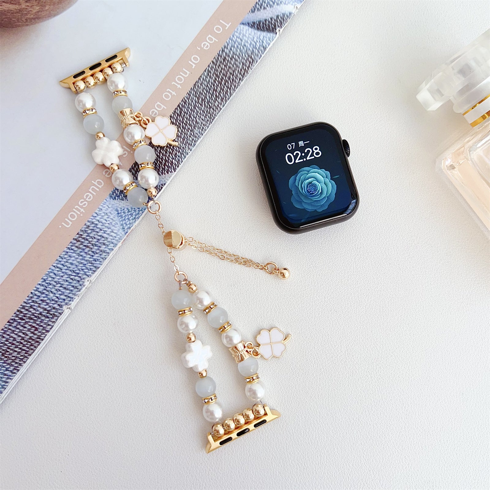 For Apple Watch Ultra 2 Ultra 49mm / 9 8 7 45mm / 6 5 4 SE (2023) SE (2022) SE 44mm / 3 2 1 42mm Clover Design Beaded Band - White