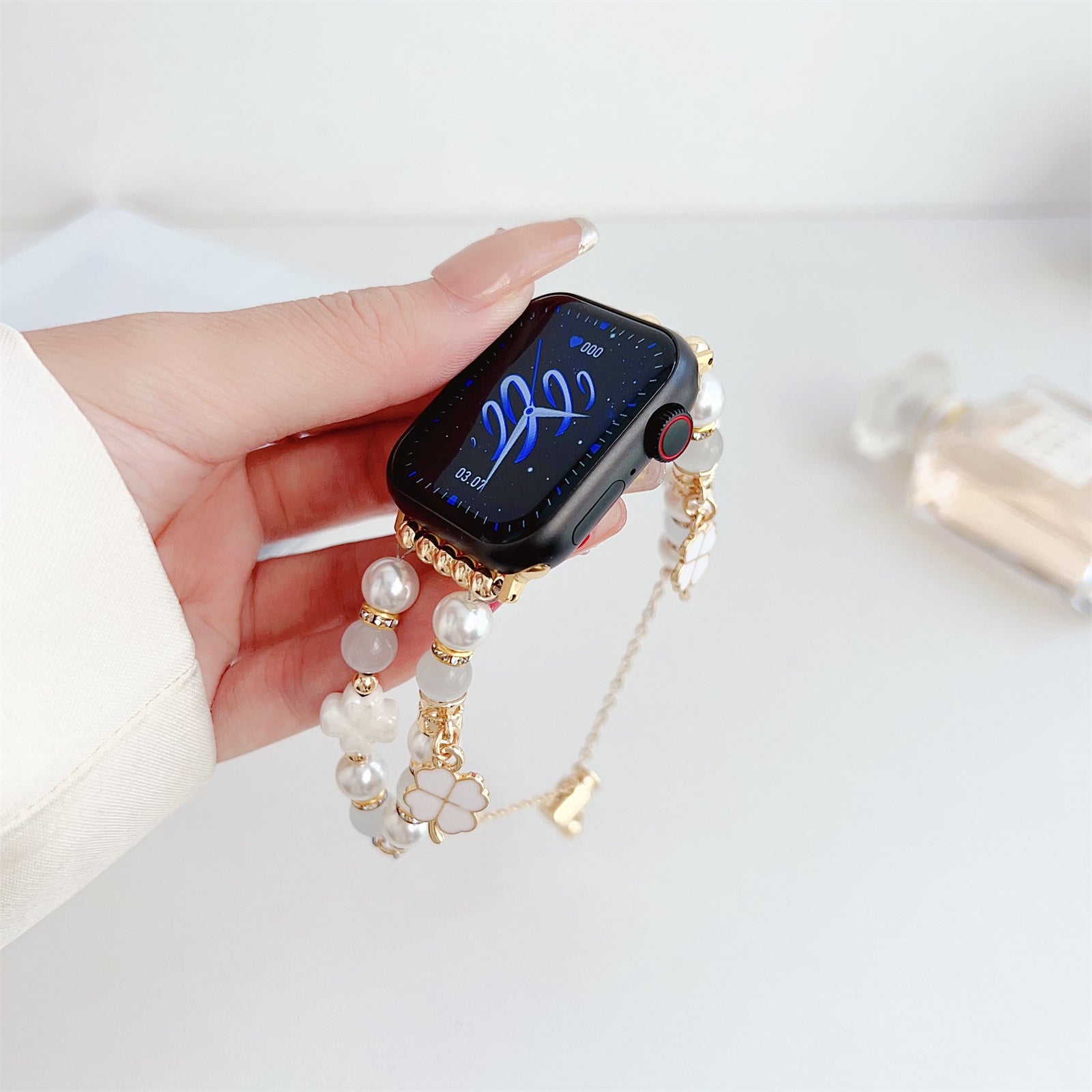 For Apple Watch Ultra 2 Ultra 49mm / 9 8 7 45mm / 6 5 4 SE (2023) SE (2022) SE 44mm / 3 2 1 42mm Clover Design Beaded Band - White