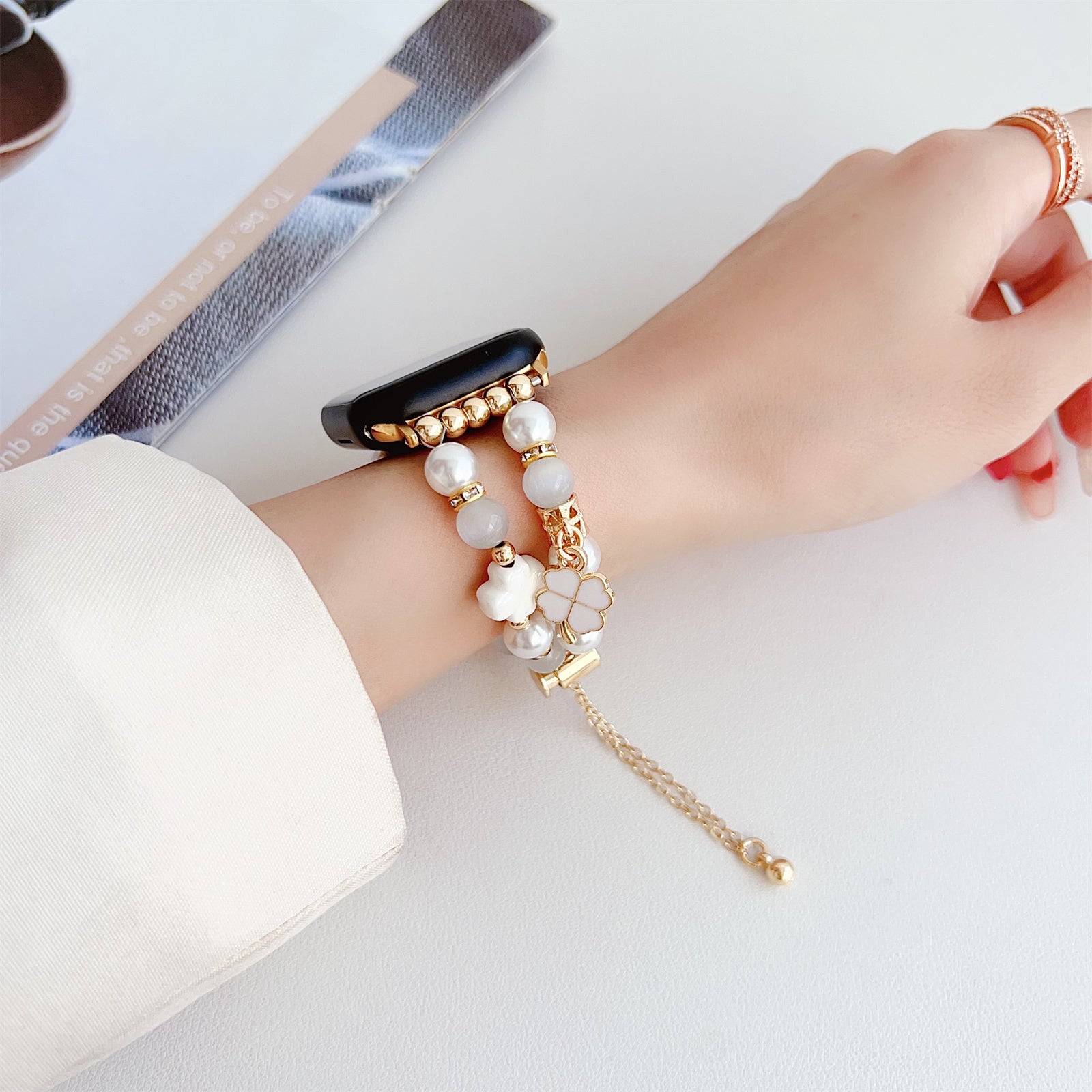 For Apple Watch Ultra 2 Ultra 49mm / 9 8 7 45mm / 6 5 4 SE (2023) SE (2022) SE 44mm / 3 2 1 42mm Clover Design Beaded Band - White