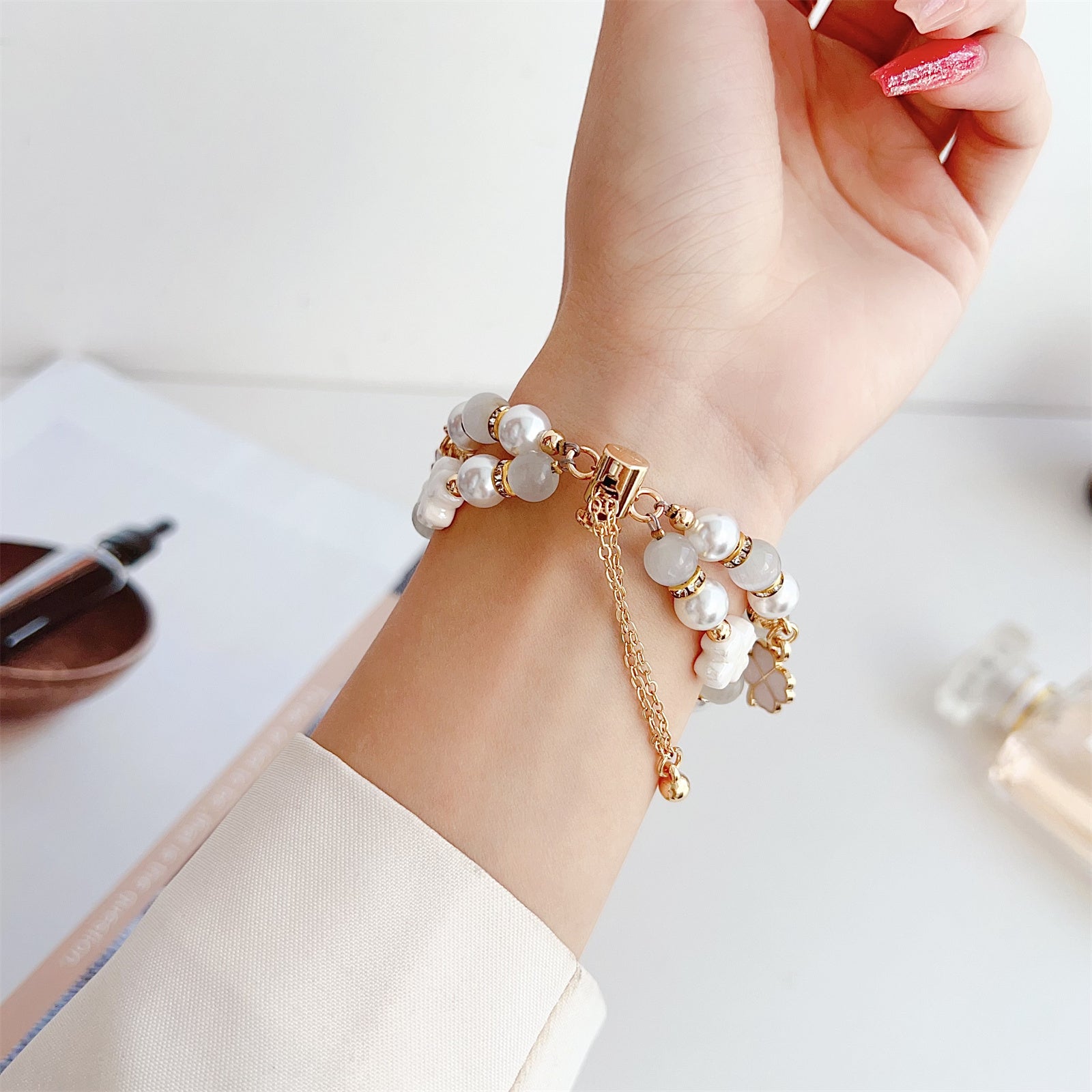 For Apple Watch Ultra 2 Ultra 49mm / 9 8 7 45mm / 6 5 4 SE (2023) SE (2022) SE 44mm / 3 2 1 42mm Clover Design Beaded Band - White