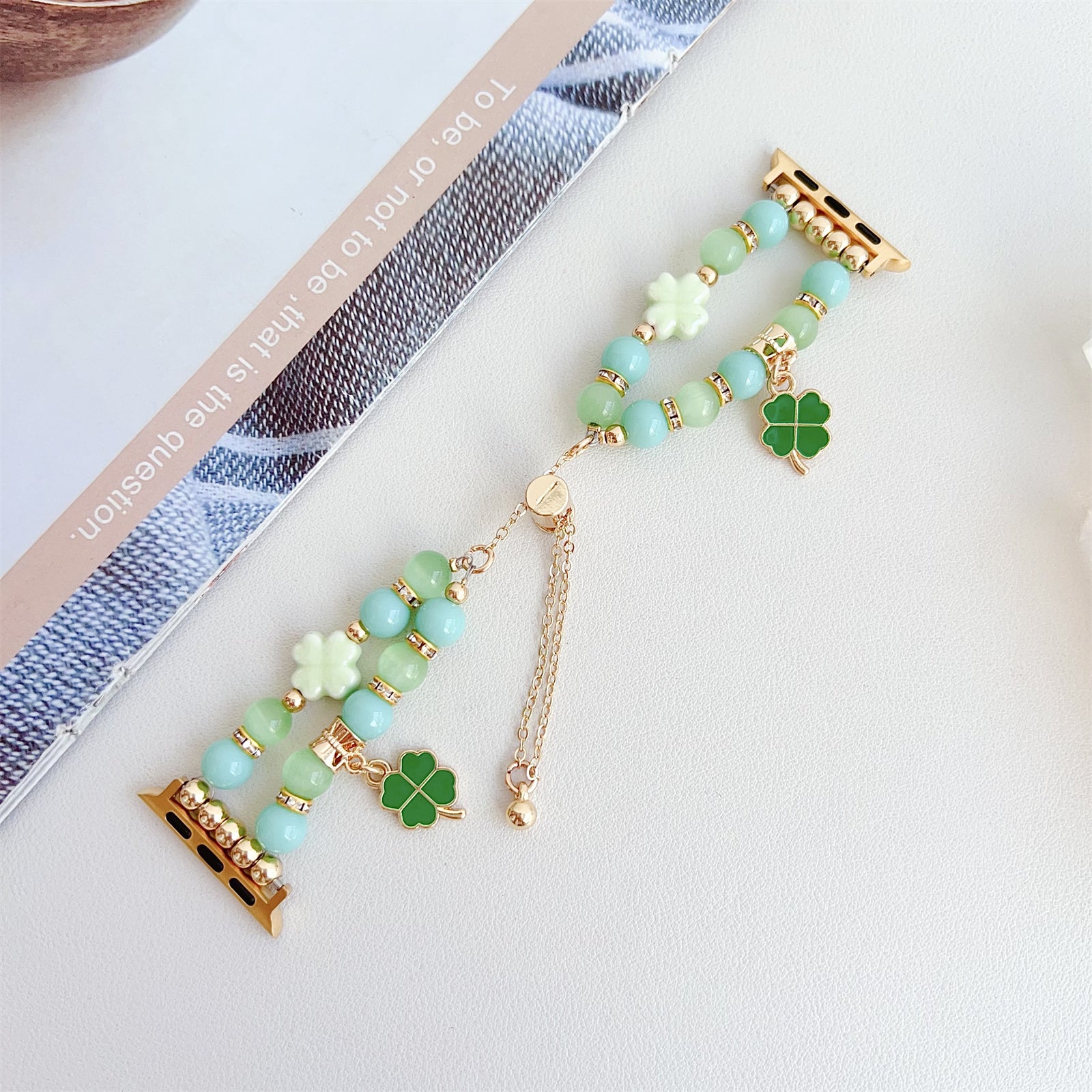 For Apple Watch Ultra 2 Ultra 49mm / 9 8 7 45mm / 6 5 4 SE (2023) SE (2022) SE 44mm / 3 2 1 42mm Clover Design Beaded Band - White