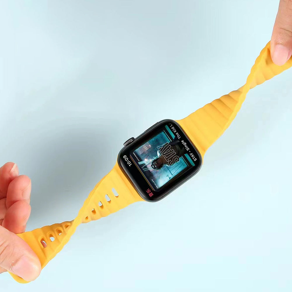 For Apple Watch Ultra 2 Ultra 49mm / 9 8 7 45mm / 6 5 4 SE (2023) SE (2022) SE 44mm / 3 2 1 42mm Silicone Watch Band with Nail Buckle - Yellow