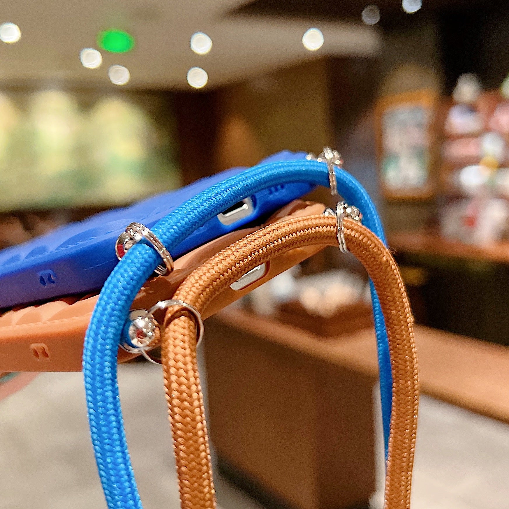 Pro iPhone 13 6,1 palce Šití kosočtvercový vzor mřížky PU kryt TPU potažený kůží Přesný výřez Ochrana objektivu Kryt telefonu s popruhem přes rameno