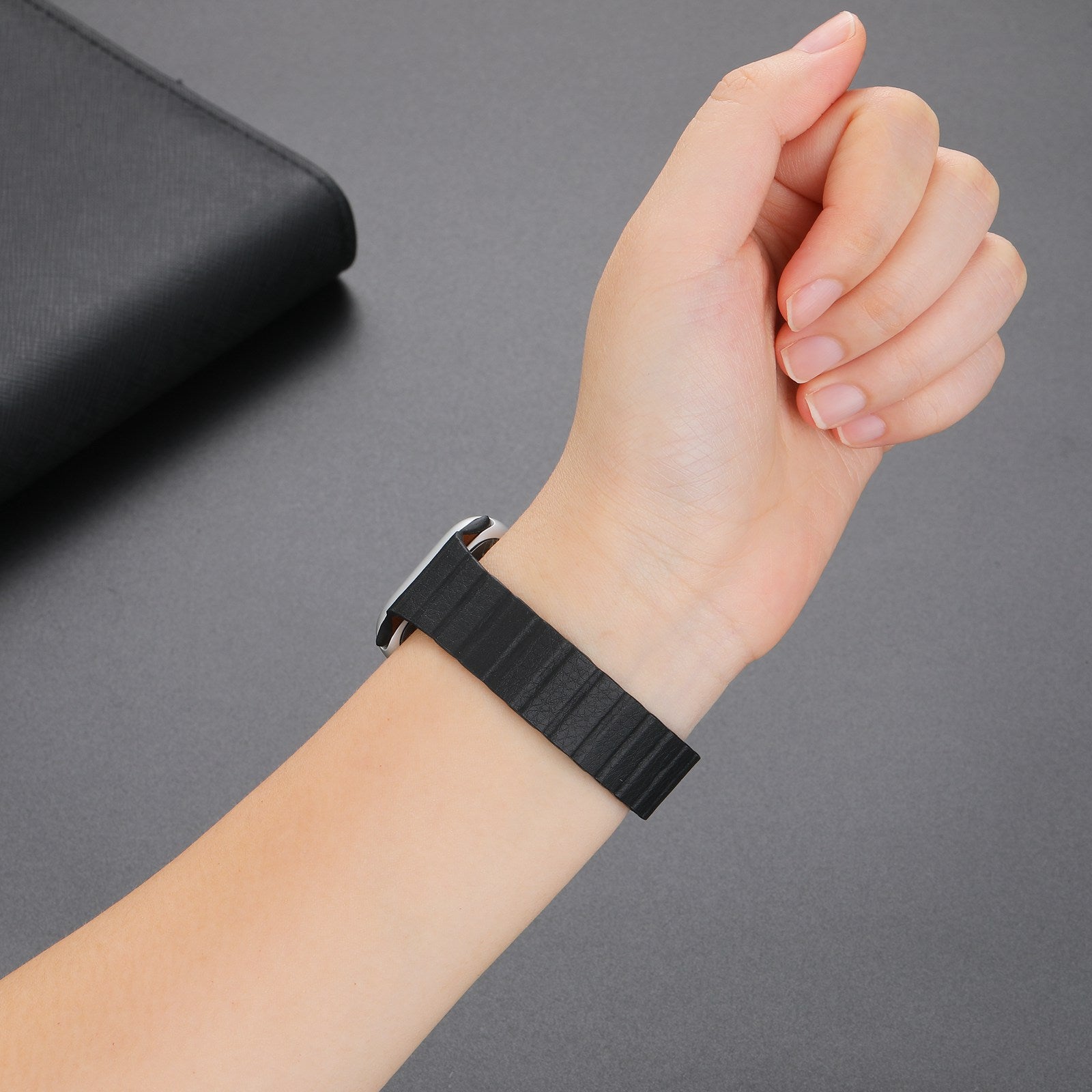 For Apple Watch Ultra 2 49mm Series 9 45mm SE (2023) 44mm Ultra 49mm 8 7 45mm 6 5 4 SE (2022) SE 44mm 3 2 1 42mm Magnetic Dual-Color Watch Band Genuine Leather Replacement Watch Strap