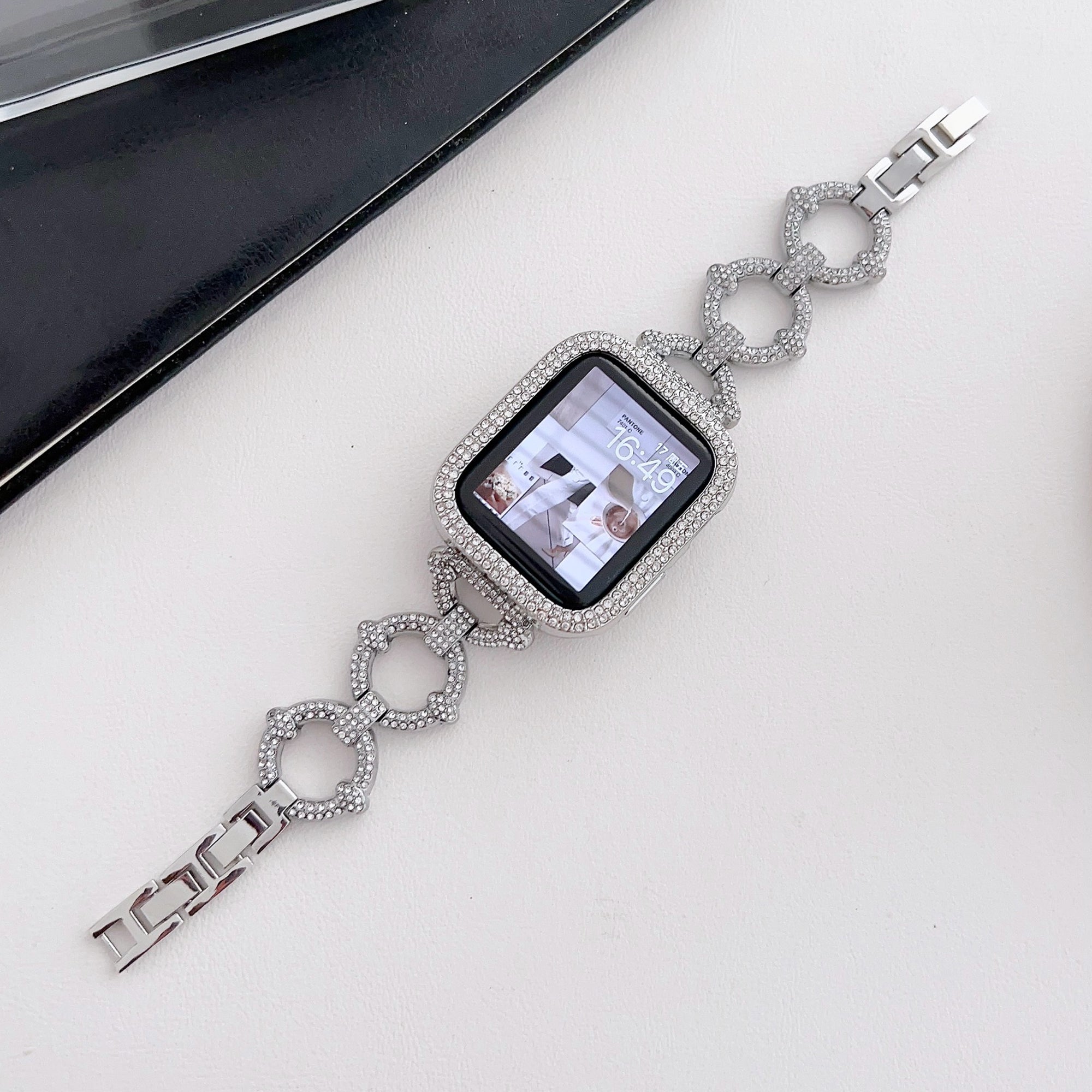 For Apple Watch Ultra Ultra 2 49mm Series 8 7 45mm Series 6 5 4 SE SE (2022) SE (2023) 44mm Series 3 2 1 42mm Metal O-Shape Watch Strap with Rhinestone