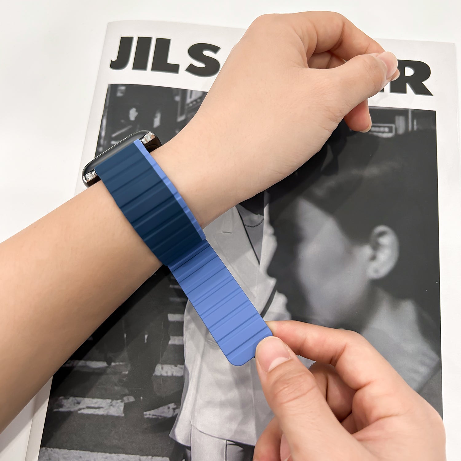 Magnetic Watch Band for Apple Watch Ultra Ultra 2 49mm Series 8 7 45mm Series 6 5 4 SE (2022) SE (2023) SE 44mm Series 3 2 1 42mm Dual Color Silicone Watch Strap